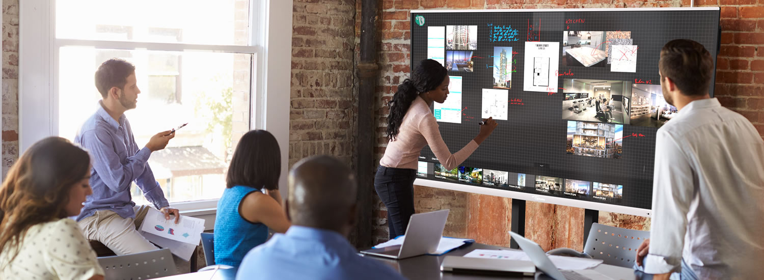 Transform your meetings - woman collaborating with colleagues using Reactiv Suite and Optoma IFPD